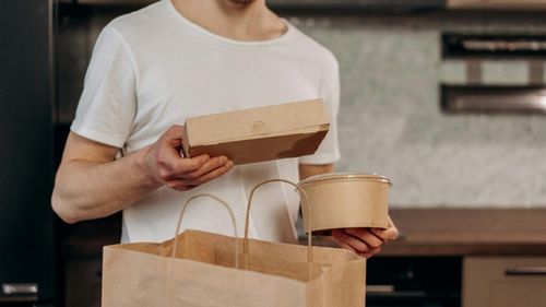 SONDAJ | Românii, pe primul loc în Europa de Sud-Est la comenzile de mâncare sănătoasă / În topul preferinţelor românilor se află una dintre cele mai celebre salate din lume, salata Caesar, urmată de Bolul poke cu somon