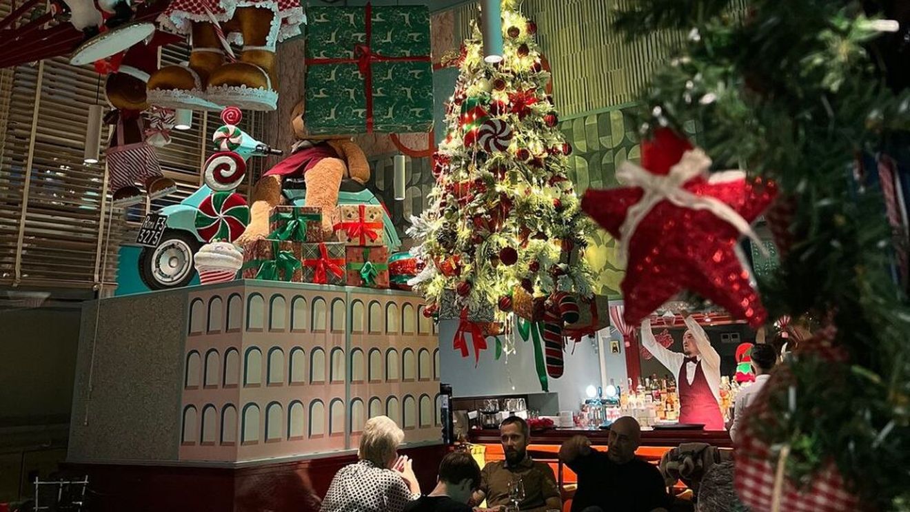 În București, atmosfera Crăciunului se simte deja în restaurante / Manager local: „Se creează o atmosferă specifică a sărbătorilor de iarnă. Tuturor ne place, inclusiv clienților” (FOTO-VIDEO)