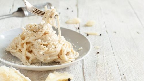 Pastele de vineri seara. Spaghetti cacio e pepe. E suficient să cumpărați spaghetti și brânză pecorino când mergeți la cumpărături
