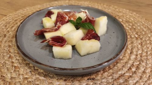 VIDEO FOTO | Aperitiv mediteraneean. Pepene galben cu prosciutto sau jamon. Rețeta simplă italiană sau spaniolă care îmbină gusturi dulci și sărate