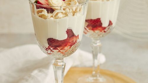 Cremă de cocos ușoară și rapidă pentru un desert de vară cu puține calorii: adăugată peste fructe, cu un fursec deasupra. Nu mai mult de unul...