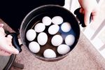 Fără pâine, fără paste, fără numărat calorii, dar cu 5 ouă pe zi. Dieta neobișnuită a unui nutriționist italian, inspirată din alimentația omului paleolitic