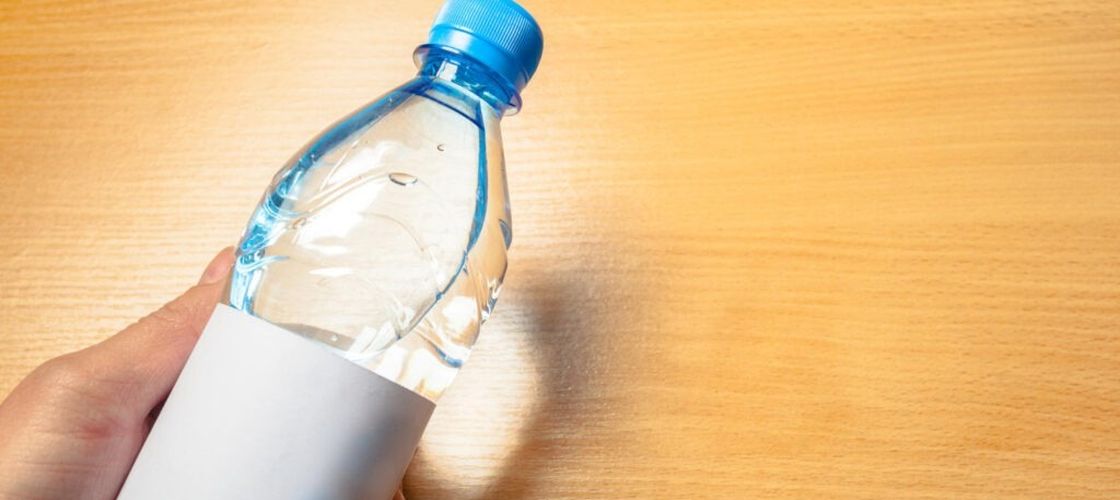 Apa în timpul mesei: ajută sau încurcă digestia? Ce spun medicii gastroenterologi