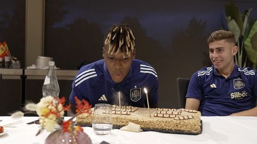 Ce mănâncă fotbaliștii înainte de un meci important. Meniul englezilor și al spaniolilor. Și o aniversare surpriză