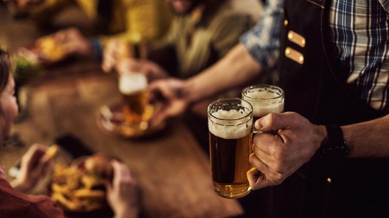 Expertă în leadership: O bere cu un prieten poate fi mai sănătoasă decât o oră de sport de unul singur