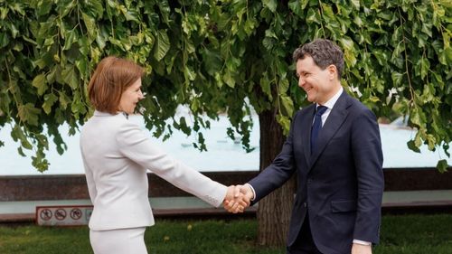 Pâine, sare și „cea mai gustoasă zeamă” din Republica Moldova / Unde l-a invitat Maia Sandu pe Nicușor Dan