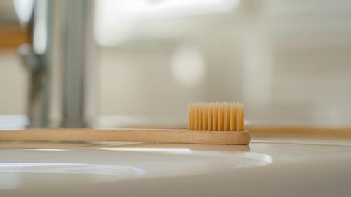 Când te speli pe dinți nici nu-ți trece prin cap câți viruși există pe periuța ta/ Inclusiv unii necunoscuți până acum și care pot distruge bacteriile din organismul uman