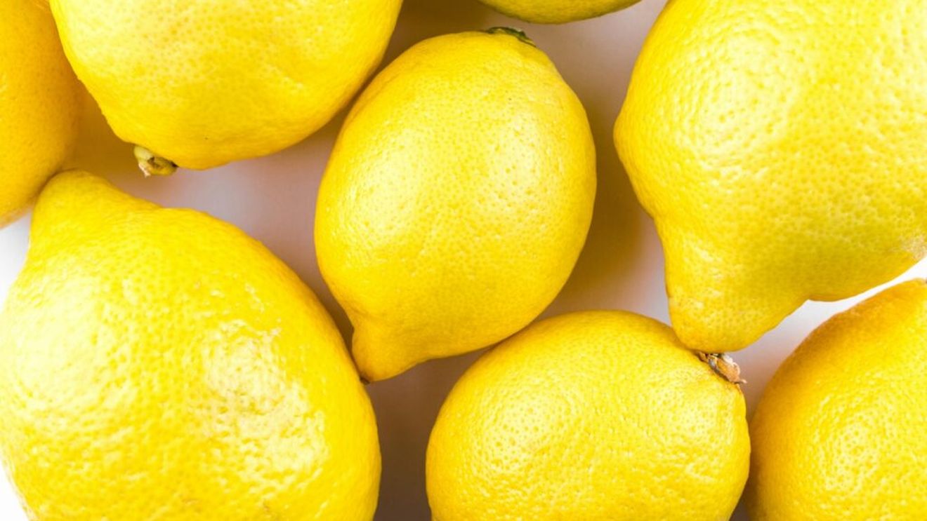 Lucruri ingenioase pe care le poți face cu lămâile care rămân prin bucătărie / De la curățarea obiectelor la hrănirea florilor