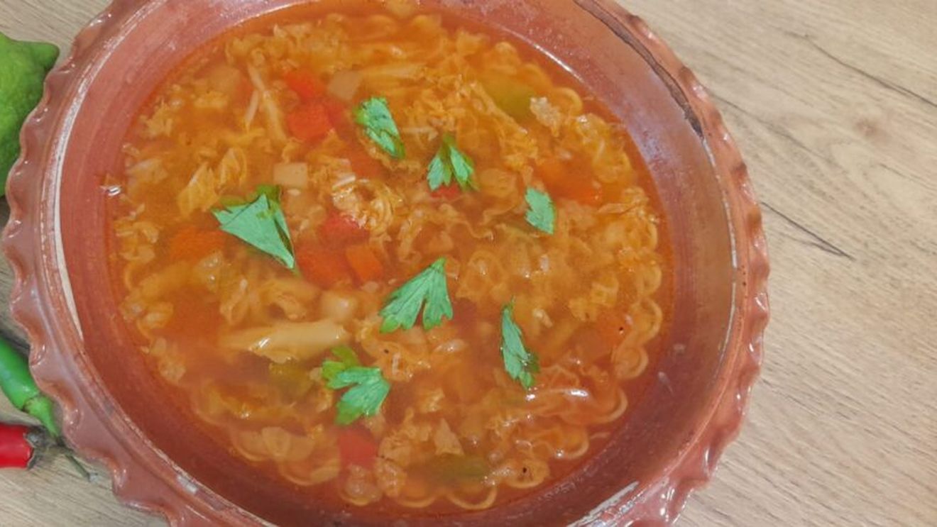 Rețetele Juanitei: Supa detox/ Varianta îmbunătățită a supei de varză de dietă/ Nu e recomandabil să urmezi dieta de o săptămână cu acest preparat/ Prepar-o însă cu multe legume și consum-o la cină pentru puțin detox