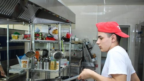 755 de posturi libere de ajutor bucatar/ ANOFM oferă 32.000 de locuri de muncă, disponibile la nivel naţional