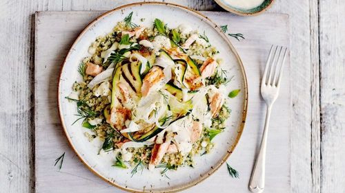 Somon la grătar cu quinoa - rețetă sănătoasă de pește, recomandată de Jamie Oliver, pe care să o încerci la cina de Florii