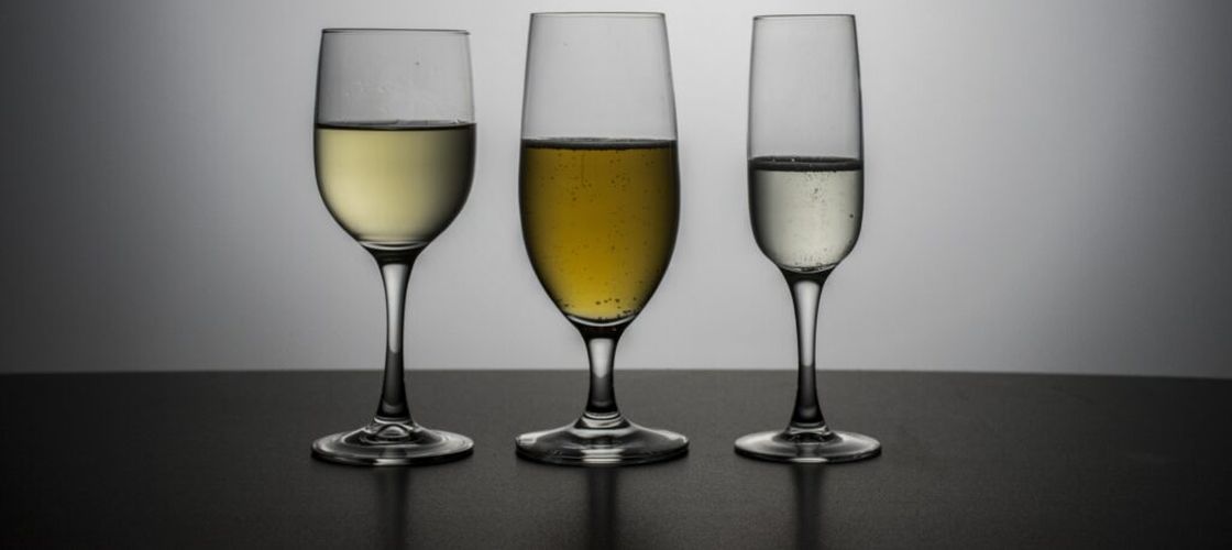 Vin, bere sau tărie: care tip de alcool are cel mai mic risc pentru sănătate? Studiu pe 340.000 de oameni