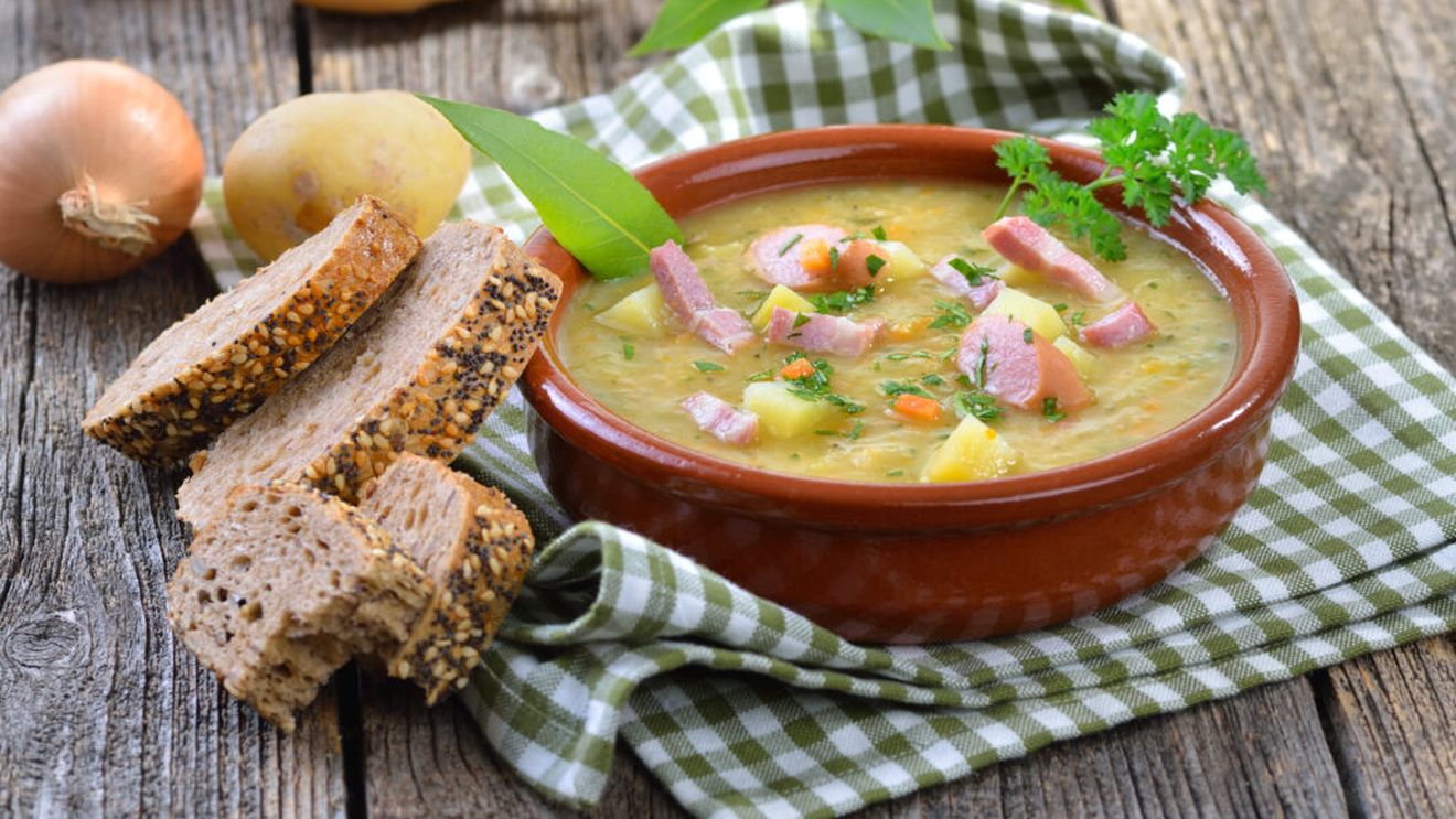 Supă germană de cartofi cu bacon și tăiței / Rețeta simplă, ieftină și sățioasă