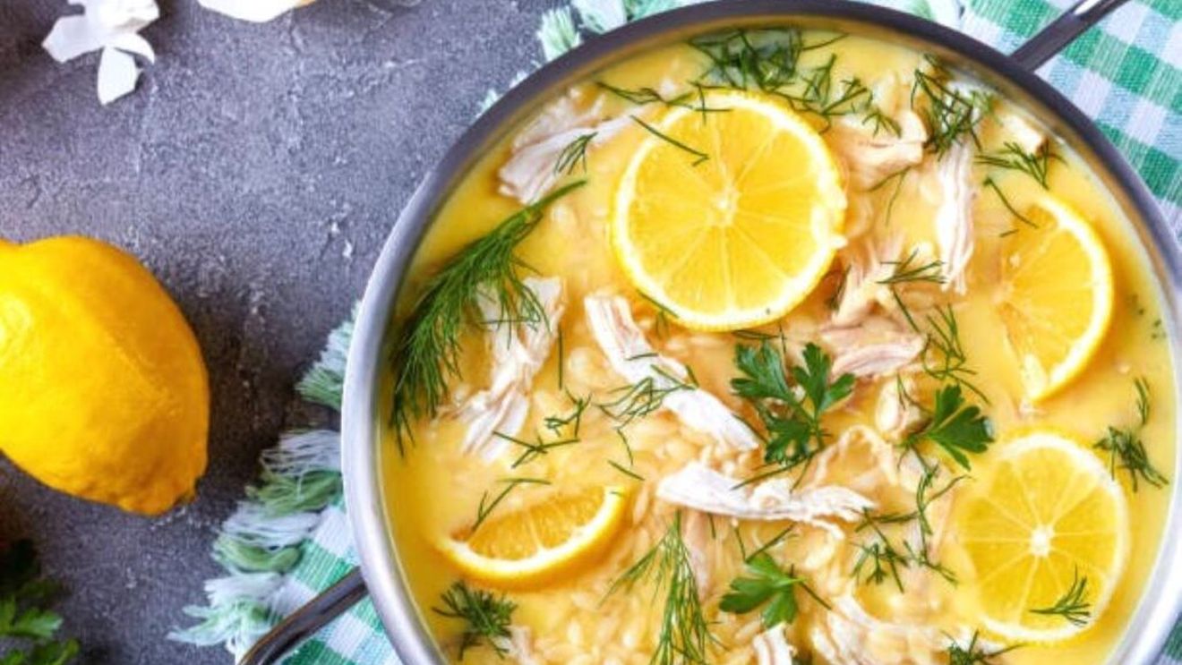 Ciorba de pui a la grec și originea ei deloc grecească. Avgolemono, cum se numește combinația ou și lămâie, vine din bucătăria sefardă și declină în multe preparate