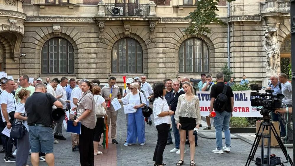 UPDATE | Angajați din APIA și din AFIR protestează, marţi, în Piaţa Victoriei / Sindicat: „Nu am fost primiţi la discuţii de oficialii guvernamentali. Am depus un Memoriu”