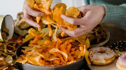Știai că poți mânca chips-uri fără să te îngrași? Nutriționiștii au dezvăluit principala greșeală pe care o facem atunci când ronțăim această gustare și ne învață cum să o evităm