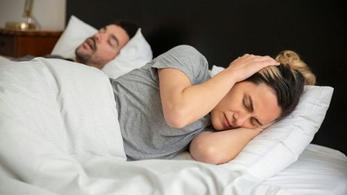 Dieta poate favoriza sforăitul? Unele alimente precum pâinea, produsele de patiserie sau altele care provoacă inflamație în corp pot duce la creșterea în greutate, iar sforăitul va deveni o problemă