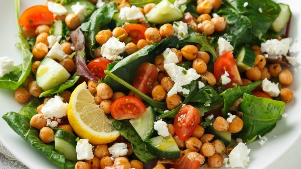 Comfort food de jumătatea săptămânii. Salată de năut cu roșii, castraveți, avocado și feta. Se prepară în 10 minute și se poate conserva la frigider până a doua zi