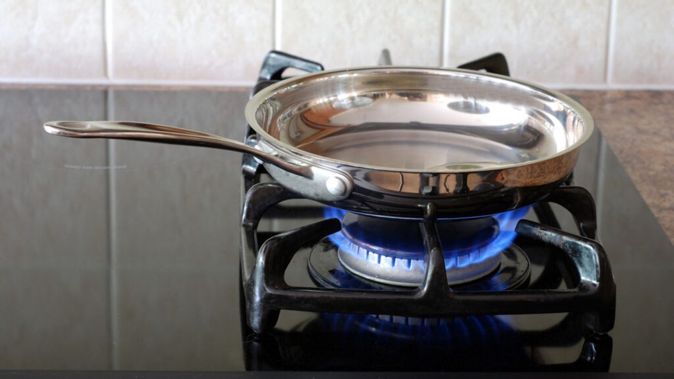 VIDEO Cum să faci o tigaie antiaderentă dintr-una obișnuită, folosind ingrediente naturale / Gătitul va deveni mult mai ușor și mai practic