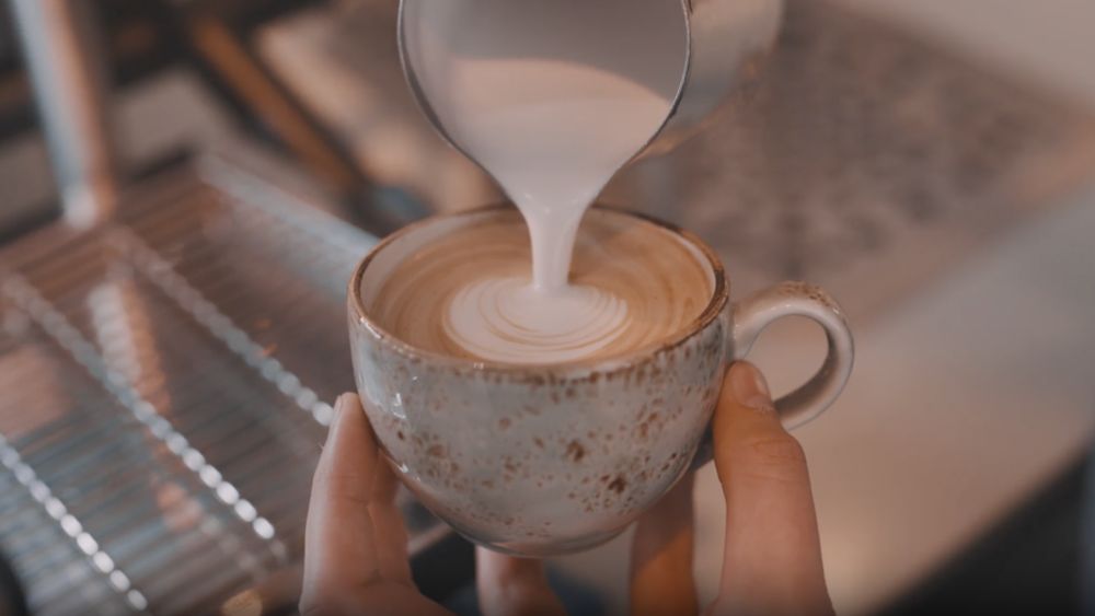 INTERVIU | Cafeaua de specialitate din România intră într-o nouă etapă. Un barista cu 5 ani de experiență explică de ce nu mai vorbim doar despre cafea: „E un ritual” (Ep. 1)
