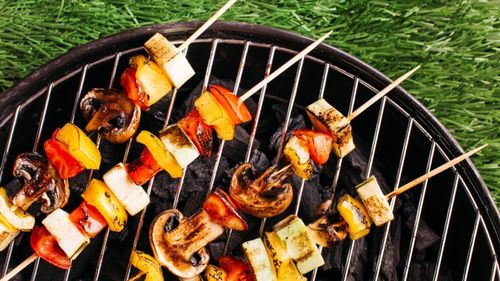 Grătar fără carne? Da, se poate! Idei creative cu halloumi, ciuperci, porumb, zucchini și burgeri vegani / Fructe care se potrivesc excelent cu gătitul la grătar