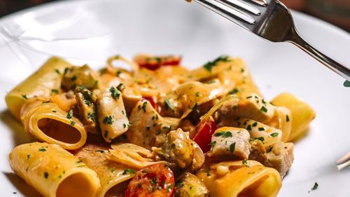 Pastele de vineri seara. Penne cu pui și roșii cherry, gata în zece minute. Cu sau fără pesto de busuioc