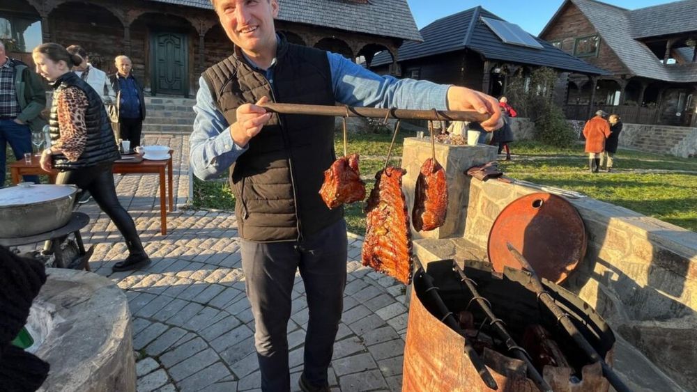 Pastrama pe care o ții minte se face în Maramureș/ Un fost sportiv de performanță a vrut doar să-și hrănească familia cât mai sănătos, însă a ajuns să dețină o pensiune și un restaurant unde servește bucate tradiționale VIDEO