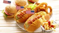 Hotdogul, simbol cultural al Americii și unul dintre cele mai consumate alimente ultraprocesate / Ce conține, de fapt, și ce spun nutriționiștii despre el