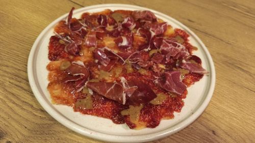 VIDEO FOTO | Carpaccio de smochine proaspete cu jamon sau prosciutto și parmezan. Totul servit pe pat de pâine prăjită