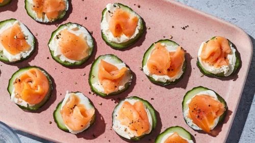 Rețetă foarte simplă pentru vineri seară: Felii de castravete cu somon