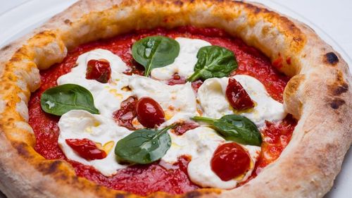Americanii, nu italienii, au pus primii sosul de roșii pe pizza, spun istoricii alimentari / Vechii pizzaiolo din Roma resping afirmațiile ca fiind "prostii"