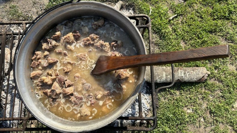 Tradiții culinare la Polovragi, în Nordul Gorjului: Tocan de oaie și cozonac de casă, pregătite în gospodărie, pentru mese care îi adună laolaltă pe vecini