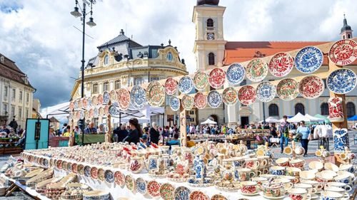 Peste o sută de meşteri vor participa la Târgul Olarilor, ce are loc pe 6 şi 7 septembrie, în Piaţa Mare din Sibiu