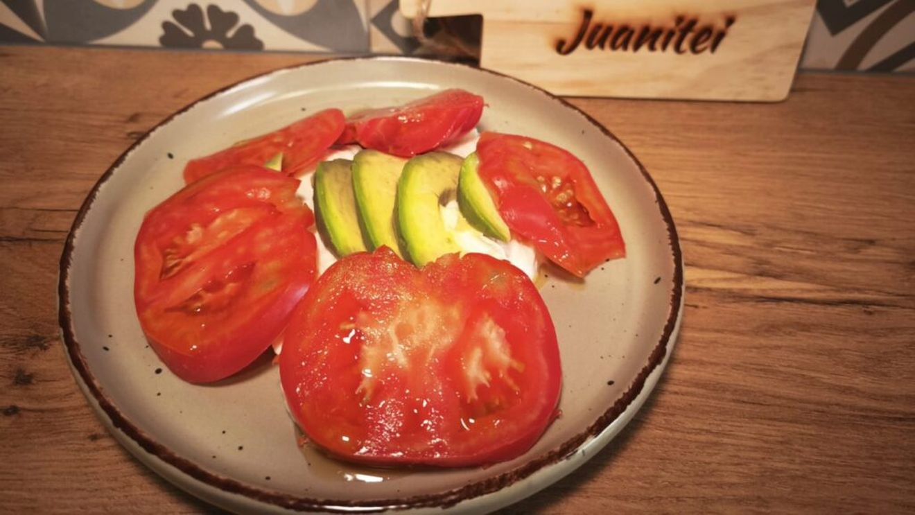 Rețetele Juanitei | Salată tricoloră/ Ai nevoie de doar trei ingrediente: avocado, burrata ori mozzarella și roșii