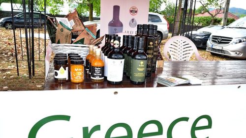 Cum pot pătrunde companiile greceşti pe piaţa românească a alimentelor şi a restaurantelor