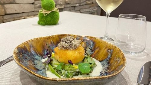 Ziua HoReCa 2025: „Salata de sparanghel cu ou crocant, cremă de Grana Padano și trufă neagră de vară” a chef-ului Sergio Leggero, desemnată cel mai bun fel de mâncare 