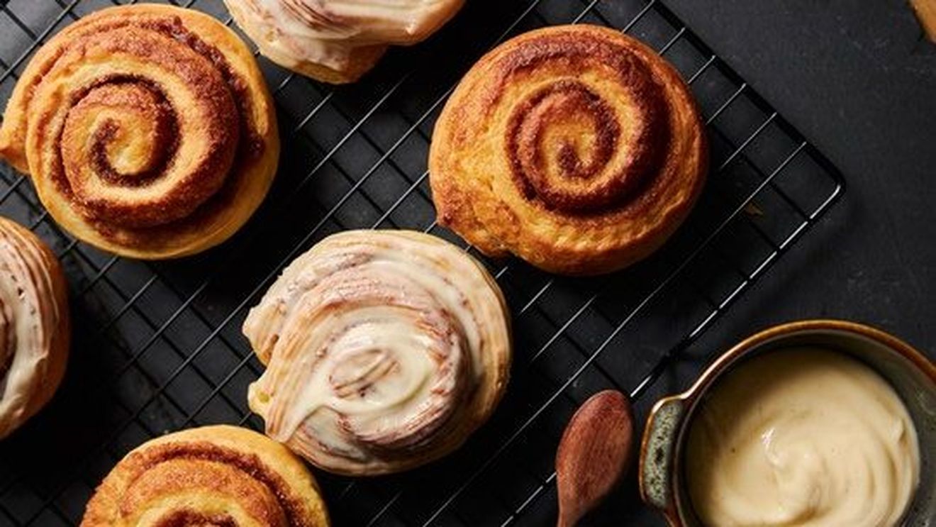 Ceva dulce. Cinnamon rolls, kanelbulle sau rulouri cu scorțișoară, un desert irezistibil care se poate face și din aluat de cozonac