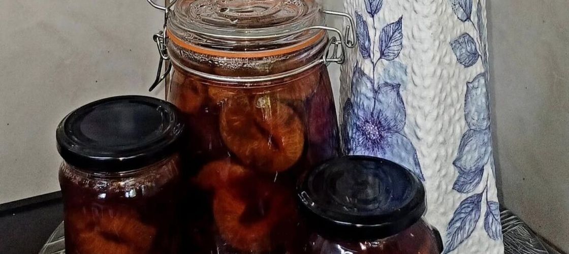 Dulceață de prune coapte la cuptor, în suc propriu. Călugărul bucătar de la Mănăstirea Dervent: „Uneori cele mai bune rețete sunt și cele mai simple” / Cum se prepară