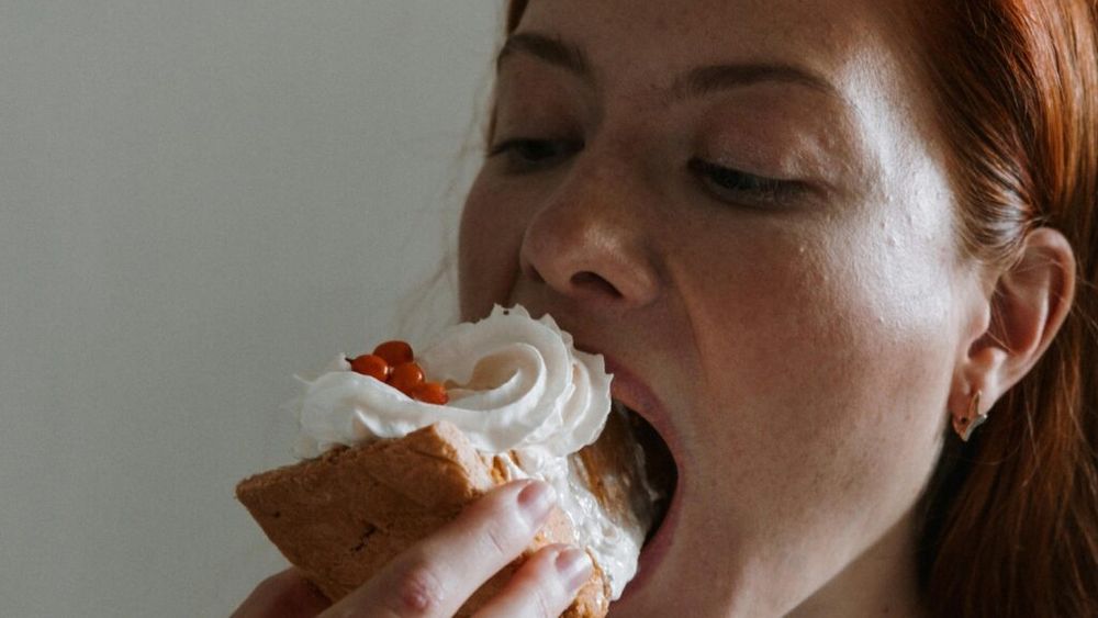 Ar trebui să renunți la desert atunci când încerci să slăbești? / O nutriționistă recomandă să mănânci conștient și să nu treci desertul pe „alimentelor interzise”