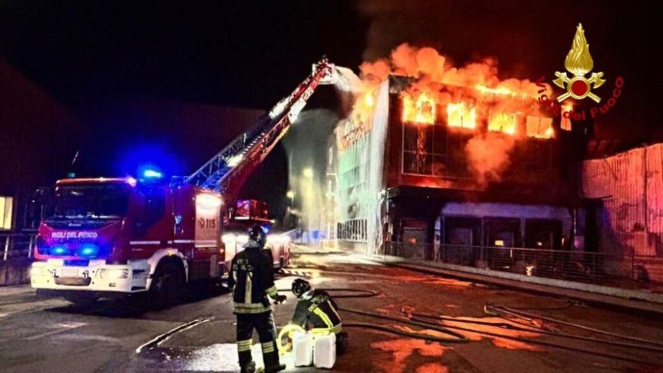 Incendiu devastator în timpul nopții la o fabrică de prelucrare a cărnii, în Italia. Căldura a topit obloanele locuințelor din apropiere