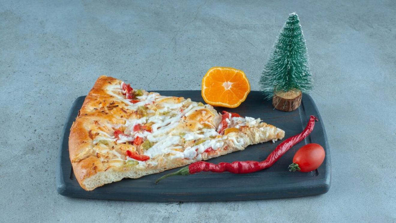 O cină simplă la cuptor, dacă a rămas multă pâine din zilele anterioare. Tartă stil pizza Margherita, cu blat din pâine uscată. Retetă antirisipă plină de gust