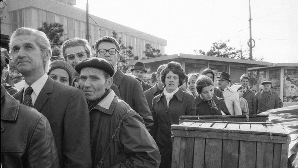 DOCUMENT DESPRE COMUNISM: Moș Gerilă ( cum i se spunea atunci lui Moș Crăciun ), rugat să aducă, drept cadouri, ulei, zahăr, ceapă, ouă și cafea, alimente tot mai dificil de cumpărat în acea perioadă