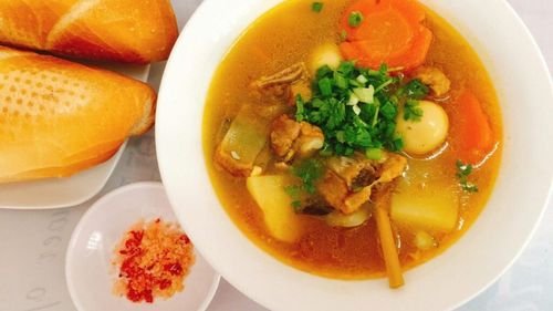 Nu te simți bine? Există alimente care te pot ajuta să te pui pe picioare / Ghimbirul, supa de pui și cea de oase, în top