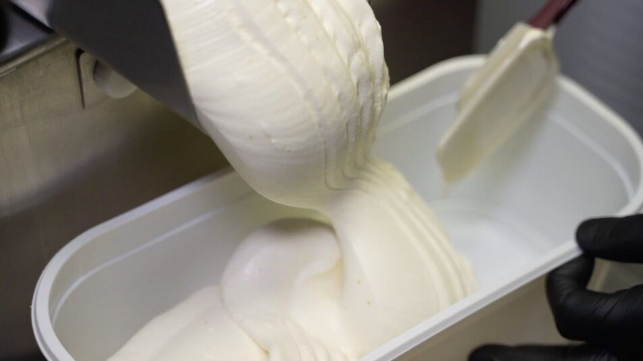 Ultimul trend în materie de dulciuri: înghețată de țuică de prune. Nu este destinată copiilor