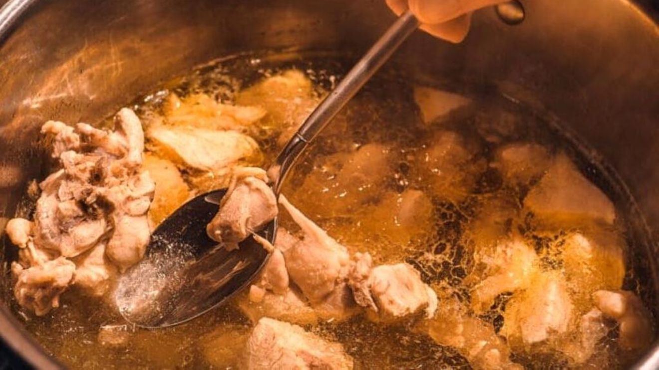 ABC în bucătărie. Carnea sau legumele se adaugă la fiert în apă rece sau apă fierbinte? Care e diferența?