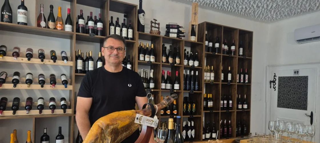 FOTO-VIDEO | Din Spania înapoi la Sibiu. Un antreprenor a deschis un magazin cu produse spaniole în centrul orașului: „România s-a schimbat. Totul a funcționat. La DSV a durat trei zile, la DSP la fel”