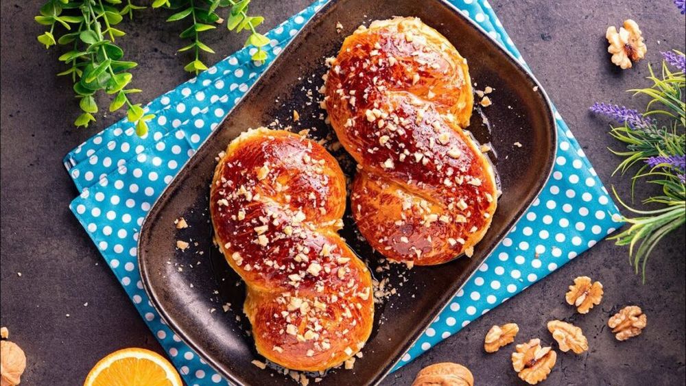 VIDEO | Cum faci mucenici de post, rumeni și bine însiropați / Rețeta unei cofetărese din Moldova