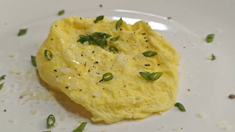Omleta de 1 minut a lui José Andrés a devenit virală: rețeta cu doar 3 ingrediente care iese surprinzător de pufoasă