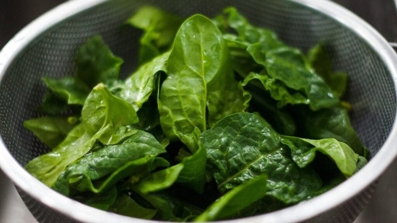Nu este suficient să treci salata sub jet de apă / Cum se spală corect verdețurile pentru a reduce riscul de bacterii și paraziți