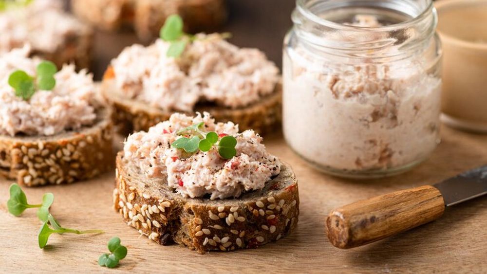 Rețetă simplă de experimentat duminica, pe relax. Paté de ton pentru sandvișuri sau pe bruschette, lipie sau crackers